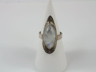 un gros plan d'une bague avec une pierre au centre
