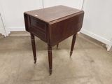 une petite table avec un tiroir dans une pièce