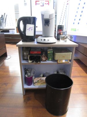 une cafetière et une poubelle dans une pièce