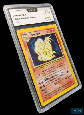 gros plan d'une carte pokemon dans un étui en plastique
