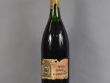 une vieille bouteille de vin posée sur une table