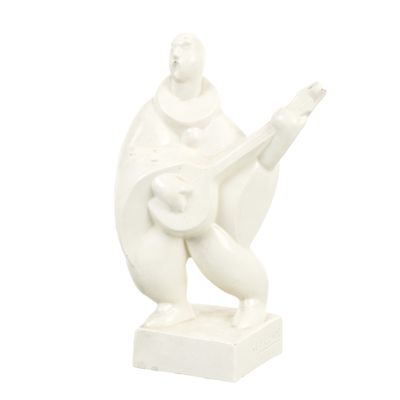 une statue blanche représentant un homme jouant de la guitare