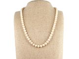 gros plan d'un collier sur un mannequin mannequin