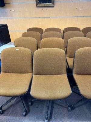 de nombreuses chaises alignées les unes à côté des autres dans une pièce
