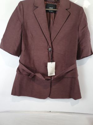 une photo d'une veste marron pour femme suspendue à un cintre