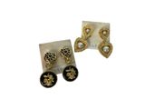 une paire de boucles d'oreilles noires et dorées ornées de perles