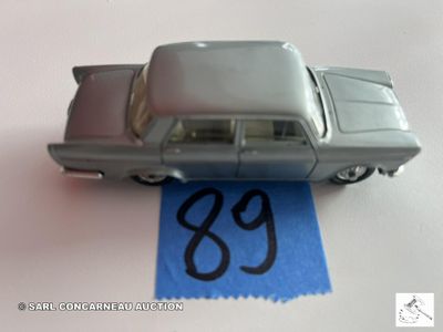 une petite voiture posée sur une feuille de papier