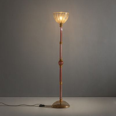 l'image d'une lampe posée sur une table