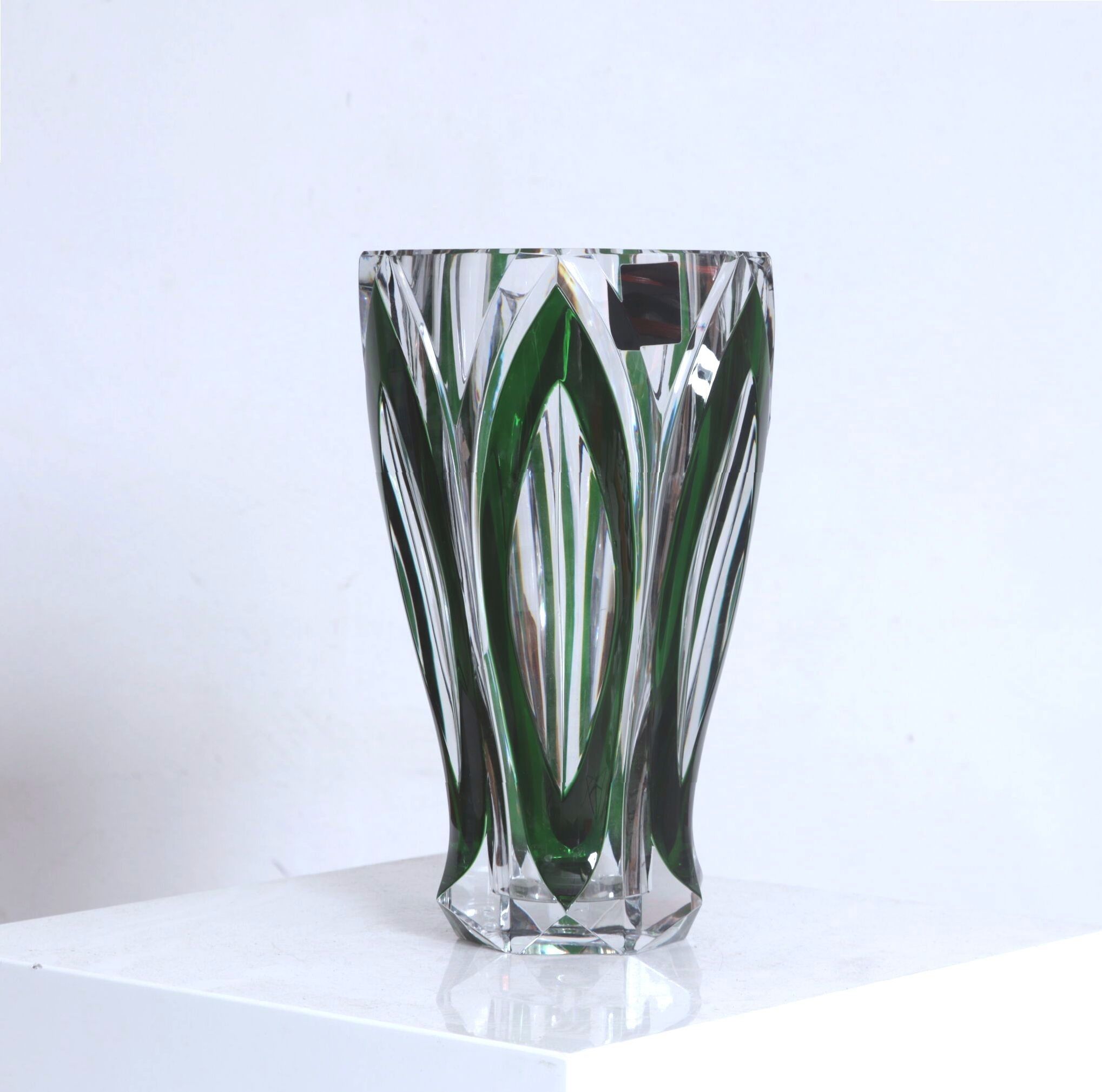SAINT-LOUIS, France. Important vase en cristal taillé, partiellement teinté de vert, à décor de feuilles stylisées. S...