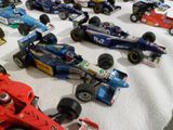 beaucoup de petites voitures de course sur une table