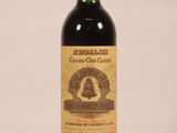 une bouteille de vin posée sur une table