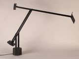 une lampe de bureau noire avec un pied noir et un bras noir