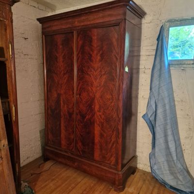 une armoire en bois dans une pièce dotée d'une fenêtre