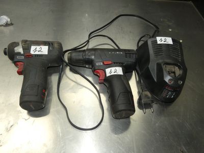 trois outils posés sur une table en métal