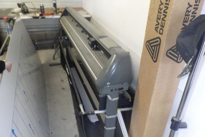 l'image d'une machine dans un garage