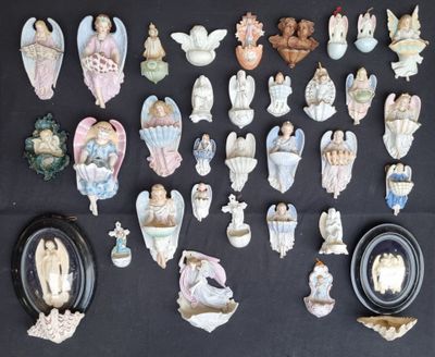 beaucoup de figurines qui se trouvent sur la table