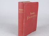 un livre rouge avec des inscriptions dorées sur une couverture blanche