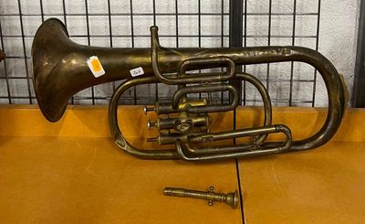 un instrument à vent en laiton posé sur une table