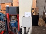 une image d'une machine dans un entrepôt