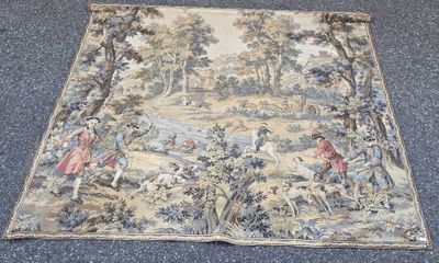 une tapisserie représentant un homme et une femme dans un paysage boisé