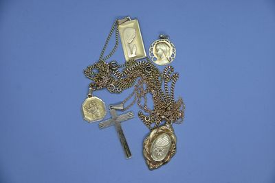 un collier en argent sur lequel est gravée l'image d'une femme