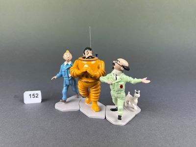 deux figurines représentant un homme et un chien, posées sur un socle