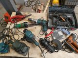 de nombreux outils posés sur une table