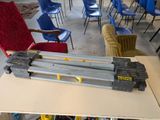de nombreuses chaises et tables dans une pièce où se trouvent des chaises et une table