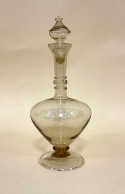une bouteille en verre transparent munie d'un bouchon en verre