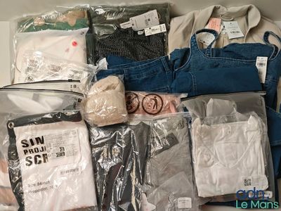 Lot de 18 vêtements, accessoires de diverses tailles et marq…