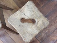 PAIRE DE TABOURETS en chêne mouluré et sculpté à piétement q… (photo 6)