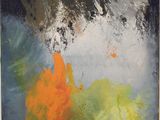 une peinture abstraite dans les tons orange, jaune et bleu sur fond noir
