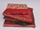 trois livres empilés sur une table