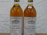 deux bouteilles de vin posées sur une table l'une à côté de l'autre