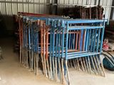 un gros tas de tuyaux métalliques dans un entrepôt