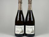 deux bouteilles de vin posées l'une à côté de l'autre sur une table