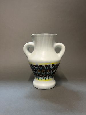 une photo d'un vase blanc posé sur une table