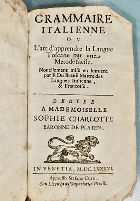 un livre ouvert avec l'image d'un lion dessus