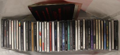 beaucoup de CD dans le sac posé sur la table