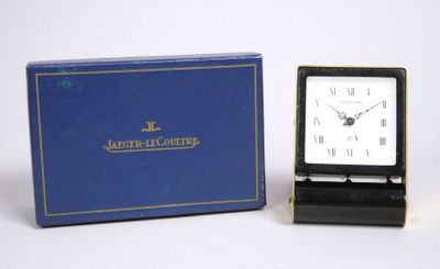 une horloge posée devant une boîte bleue