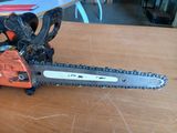 une tronçonneuse posée sur une table