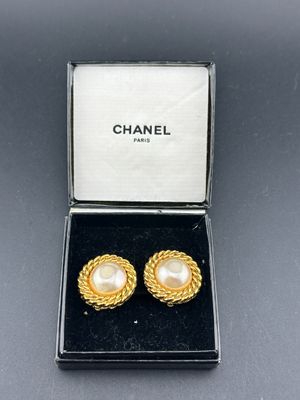 Paire de clip d'oreilles CHANEL en métal doré avec son écrin…