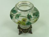 un vase en verre orné d'un motif vert et blanc