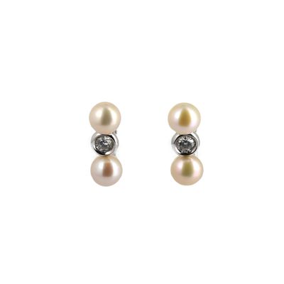 deux boucles d'oreilles en perles et diamants sur fond blanc
