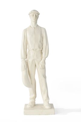 une statue blanche représentant un homme portant un chapeau et une veste