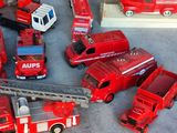 beaucoup de camions de pompiers et de camions miniatures par terre