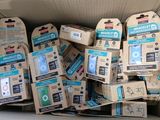 une boîte en carton remplie de téléphones portables et d'autres appareils électroniques