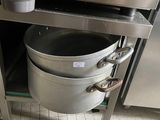 une grande casserole en métal posée au milieu d'une cuisine