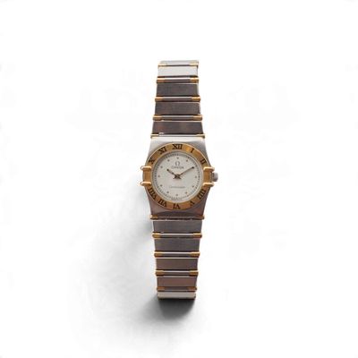 l'image d'une montre sur une surface blanche