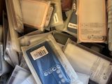 une boîte en carton remplie d'appareils électroniques et d'autres objets